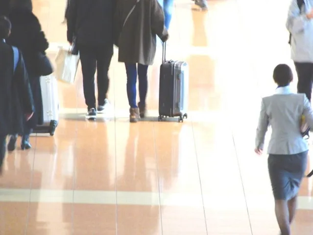 航空券のチェック作業【番台にてお客様の航空券の内容を確認】の画像