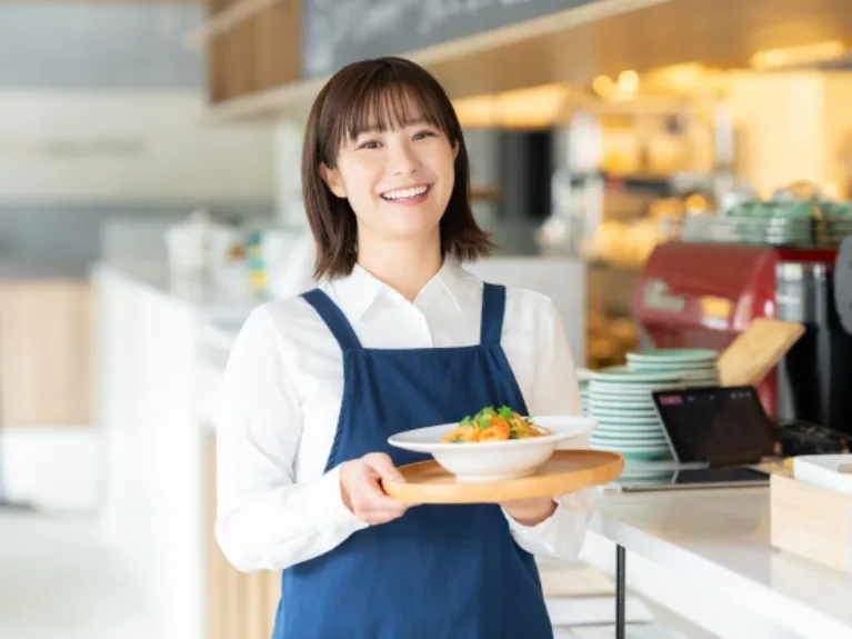 (未経験可)フードホールのスタッフ【接客や皿洗いなど】 の画像