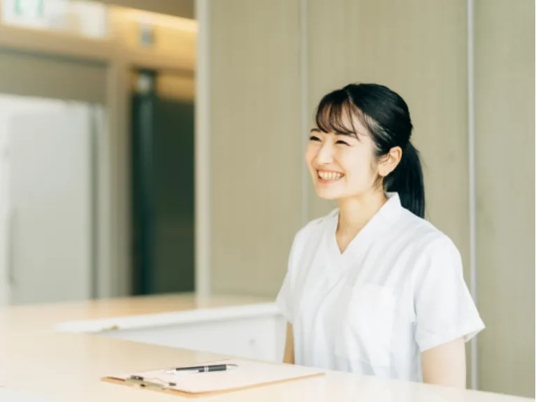 （未経験可）受付スタッフ【患者さまの受付案内および会計補助などの病院の総合受付】の画像